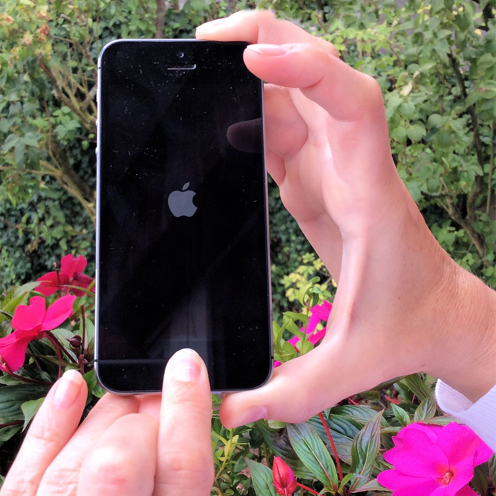 iPhone abgestürzt aufgehängt Hard Reset Bildschirm dunkel Apple Logo Apfel